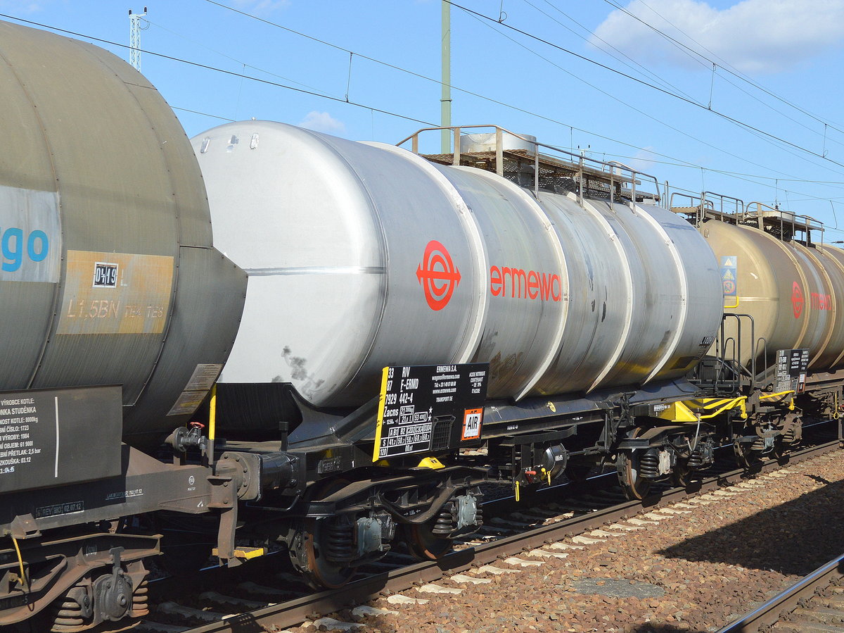 Französischer Kesselwagen vom Einsteller ERMEWA S.A. mit der Nr. 33 RIV 87 F-ERMD 7929 442-4 Zacns am 15.03.17 Bf. Flughafen Berlin-Schönefeld.
