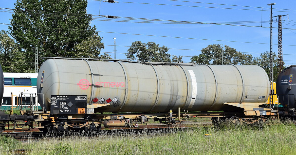 Französischer Kesselwagen vom Einsteller ERMEWA SA mit der Nr. 33 RIV 87 F-ERSA 7837 057-1 Zans für die Befüllung mit Dieselkraftstoff siehe UN-Nr.: 30/1202 in einem Kesselwagenzug  am 21.05.25 Höhe Bahnhof Frankfurt (oder).