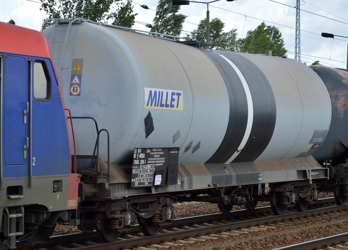 Französischer Kesselwagen vom Einsteller MILLET S.A.S. mit der Nr. 33 RIV 87 F-MISA 7966 209-1 Zas für Dieselkraftstoff-Transporte am 06.07.16 Bf. Flughafen Berlin-Schönefeld.