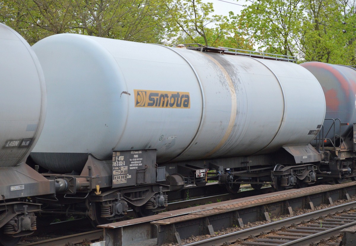 Französischer Kesselwagen vom Einsteller VTG France SAS mit der Nr. 33 RIV 87 F-VTGF 785 3 372-3 Zas mit altem Simotra-Logo am 30.04.15 Berlin-Karow.