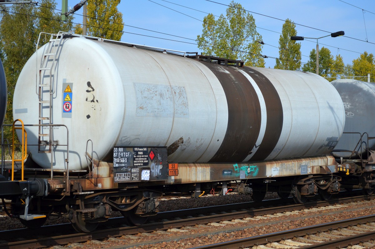 Französischer Kesselwagen vom Einsteller VTG France SAS mit der Nr. 33 RIV 87 F-VTGF 7850 566-3 Zas (UN-Nr.33/1170 = Ethanol) am 04.10.15 Bhf. Flughafen Berlin-Schönefeld.