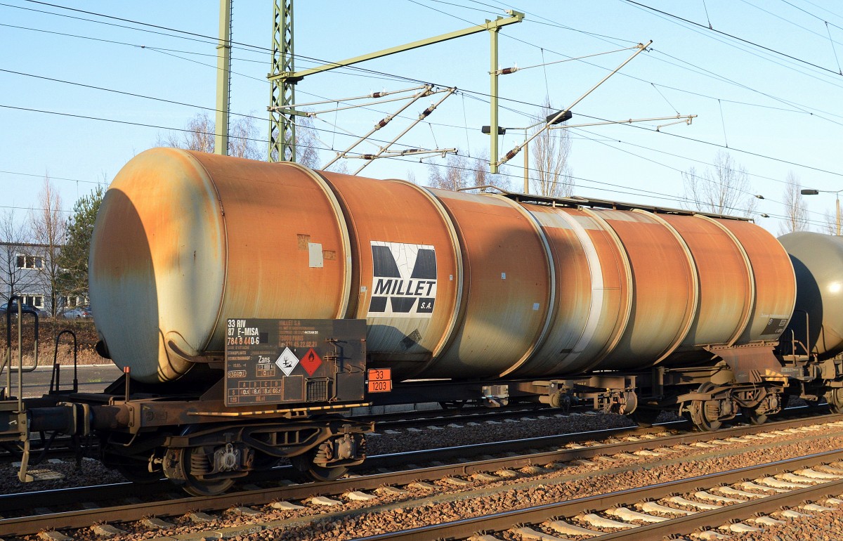 Französischer Kesselwagen der Fa. MILLET S.A. mit der Nr. 33 RIV 87 F-MISA 784 8 440-6 Zans (UN-Nr. 33/1203 = Benzin) am 27.11.15 Bhf. Flughafen Berlin-Schönefeld. 