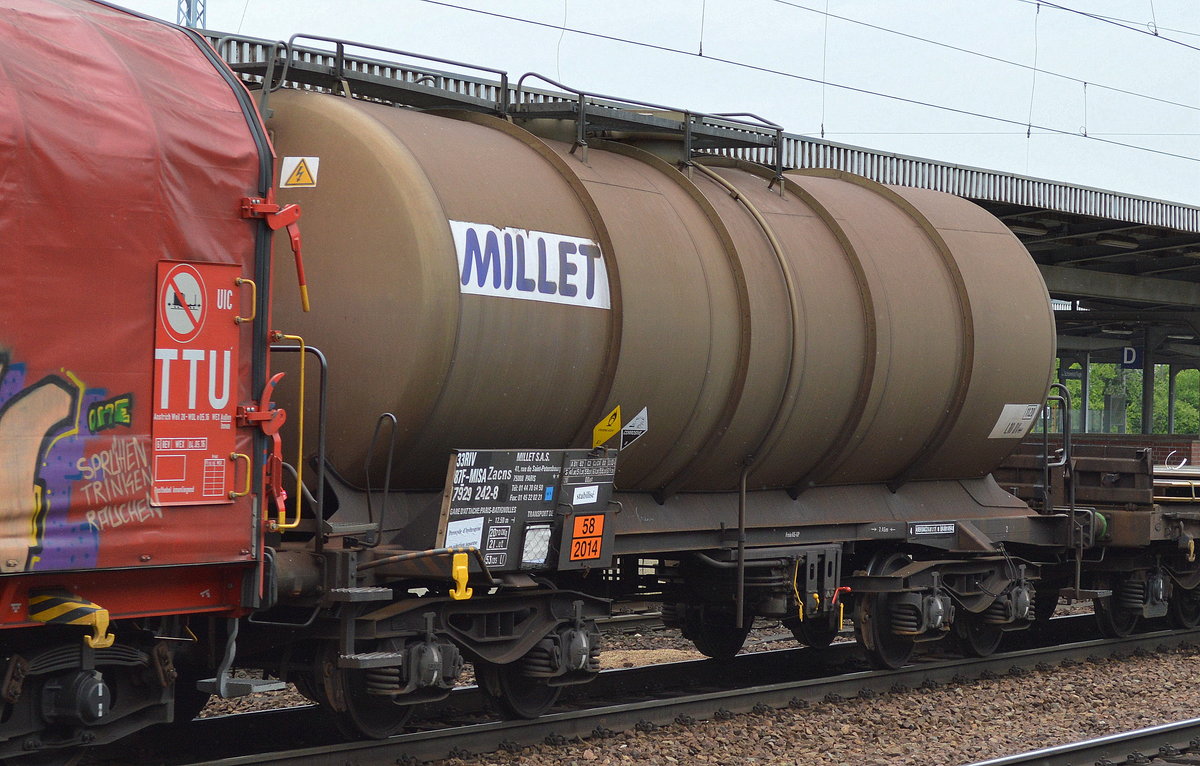 Französischer Kesselwagen der Fa. MILLET S.A.S. mit der Nr. 33 RIV 87 F-MISA 7929 242-8 (UN-Nr.: 58/2014 = Wasserstoffperoxid, wässrige Lösung mit mindestens 20 %, aber höchstens 60 % Wasserstoffperoxid (Stabilisierung nach Bedarf)) am 16.05.17 Bf. Flughafen Berlin-Schönefeld. 
