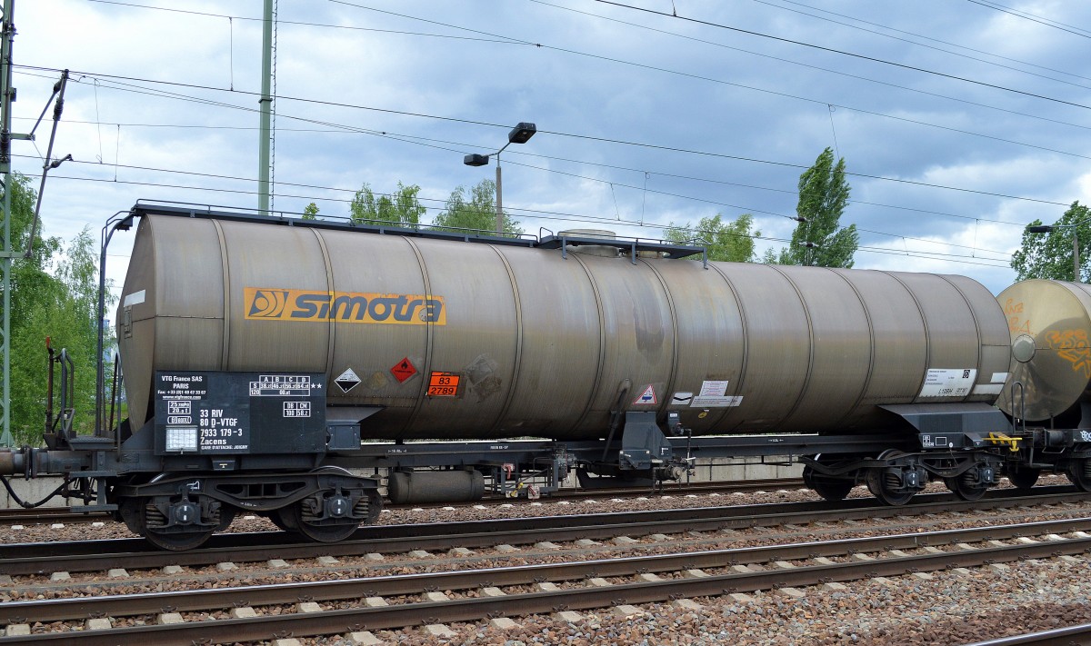 Französischer Kesselwagen von VTG France SAS in Deutschland eingestellt mit der Nr. 33 RIV 80 D-VTGF 7933 179-3 Zacens GARE ATTACHE:JOIGNY (UN-Nr. 83/2789 = Essigsäure) am 26.05.15 Bhf. 