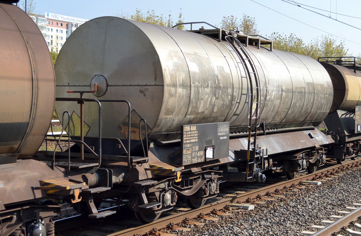 Franz�sischer Kesselwagen zum Transport von Kreideschlamm vom Einsteller ATIR-RAIL mit der Nr. 33 RIV 87 F-ATRR 7876 414-6(P) am 06.10.14 Berlin-Hohensch�nhausen.