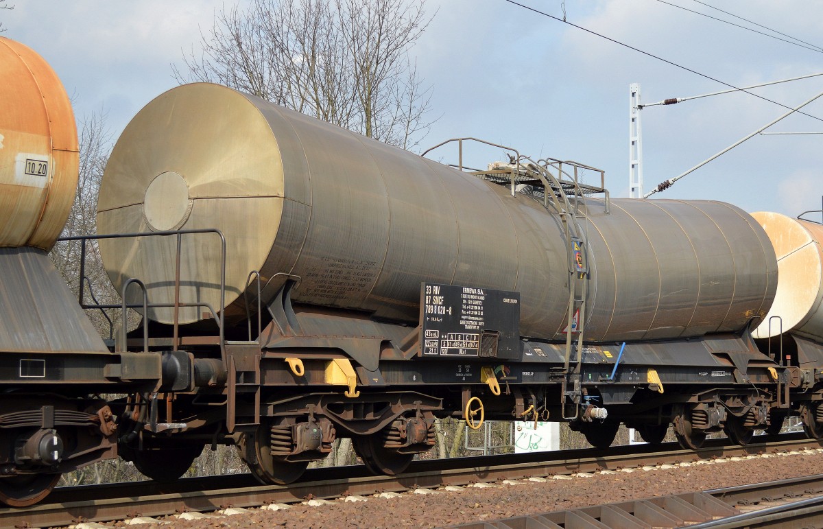 Französischer Knickkesselwagen mit veralterter Nummerierung vom Einsteller ERMEWA S.A. mit der Nr. 33 RIV 87 SNCF 789 8 028-8 Ladegut:CRAIE LIQUIDE am 08.03.16 Berlin-Wuhlheide.