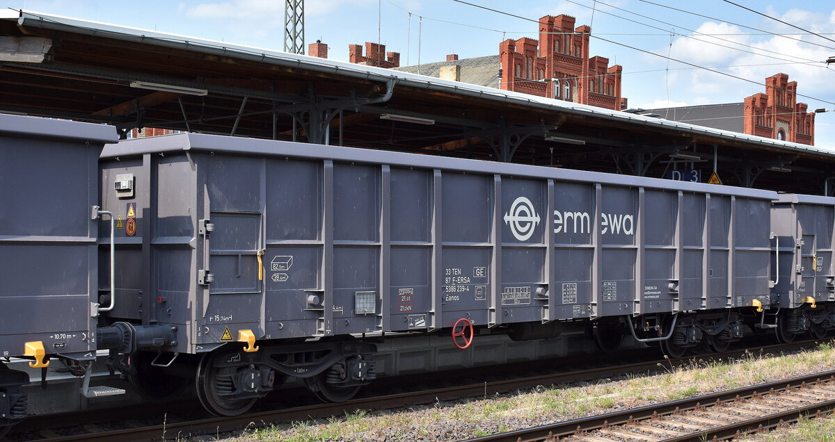 Französischer offener Drehgestell-Hochbordwagen vom Einsteller ERMEWA SA mit der NR. 33 TEN 87 F-ERSA 5386 239-4 Eanos (GE) in einem Ganzzug am 03.06.25 im Bahnhof Stendal Hbf.