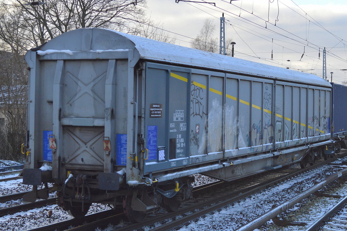 Französischer Schiebewandwagen vom Einsteller ERMEWA S.A. mit der Nr. 31 RIV 87 F-ERSA 2764 395-5 Habils 87 6 am 16.01.17 Berlin-Hirschgarten.
