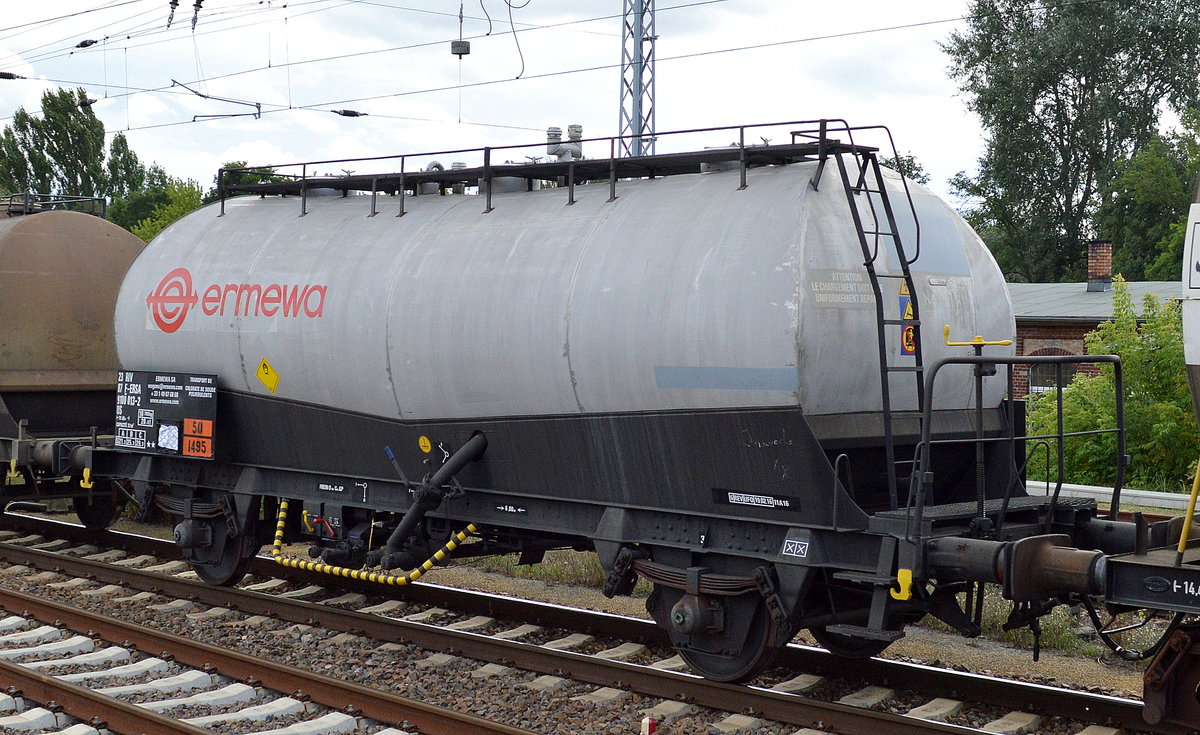 Französischer Silo-Kesselwagen vom Einsteller ermewa mit der Nr. 23 RIV 87 F-ERSA 9100 013-2 US für den Transport von Natriumchlorat am 06.08.16 Berlin-Grünau.
