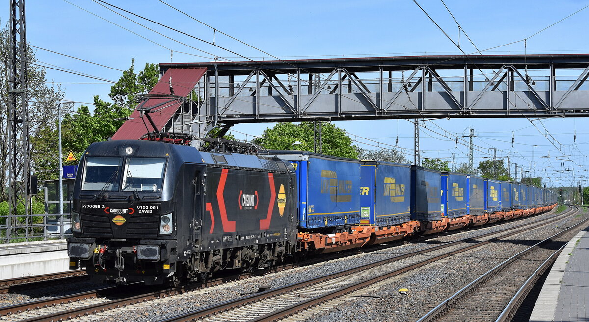 Freightliner PL Sp. z o.o., Warszawa [PL] mit der polnischen geleasten Cargounit Vectron   5370 055-3 , Name:  DAWID  [NVR-Nummer: 91 51 5370 055-3 PL-ID] und einem KLV-Zug am 29.04.25 Höhe Bahnhof Saarmund.