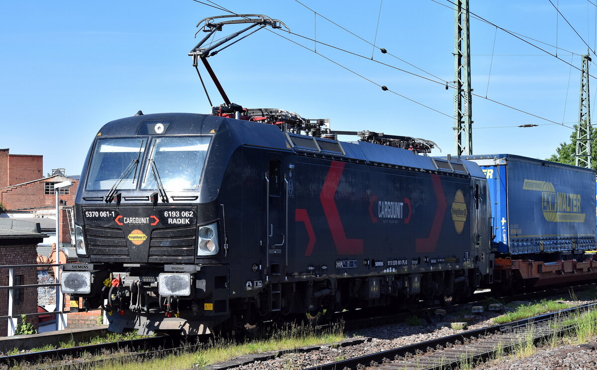 Freightliner PL Sp. z o.o., Warszawa [PL] mit der geleasten CargoUnit Vectron  5370 061-1 , Name:  Radek  (NVR: 91 51 5370 061-1 PL-ID ) und einem KLV-Zug am 13.05.25 Höhe Bahnhof Magdeburg-Neustadt.
