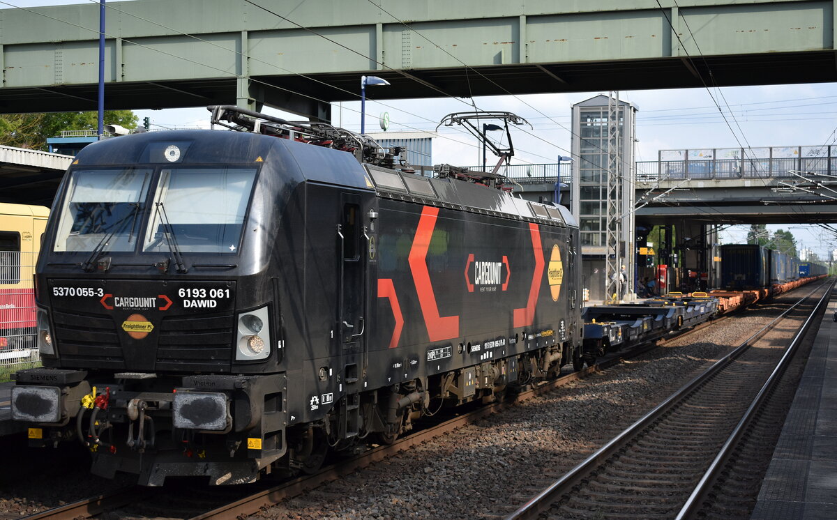 Freightliner PL Sp. z o.o., Warszawa [PL]  mit der geleasten Cargounit Vectron  5370 055-3 ,Name:  DAWID  [NVR-Nummer: 91 51 5370 055-3 PL-ID] und einem KLV-Zug am 02.06.25 Durchfahrt Bahnhof Berlin-Hohenschönhausen.