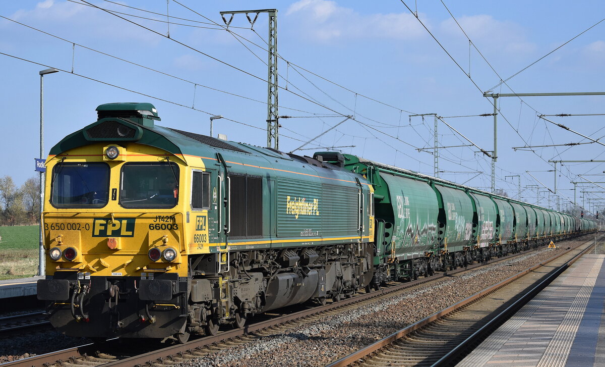 Freightliner PL Sp. z oo, Warszawa [PL] mit ihrer  66003  [NVR:  92 51 3650 002-0 PL-FPL ] und einem Getreidezug am 19.03.26 Höhe Bahnübergang Rodleben.