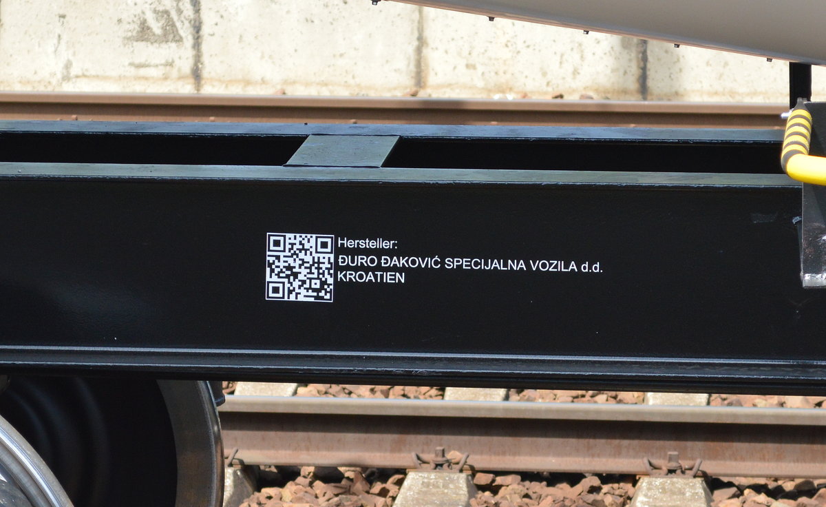 Frisch aus der Produktionshalle, so einen derartig neuen Knickkesselwagen sieht man selten frisch im Einsatz, dieser hier vom Einsteller ATIR RAIL mit niederländischer Registrierung trägt am Wagen Informationsmerkmale zum Hersteller und Baujahr (Hersteller: DURO DAVOVIC SPECIJALNA VOZILA d.d. KROATIEN, Baujahr 2017) mit der Nr. 37 TEN 84 NL-ATRR 7840 291-0 Zacns Heimatbahnhof: Villeneuve le Roi am 17.07.17 BF. Flughafen Berlin-Schönefeld.