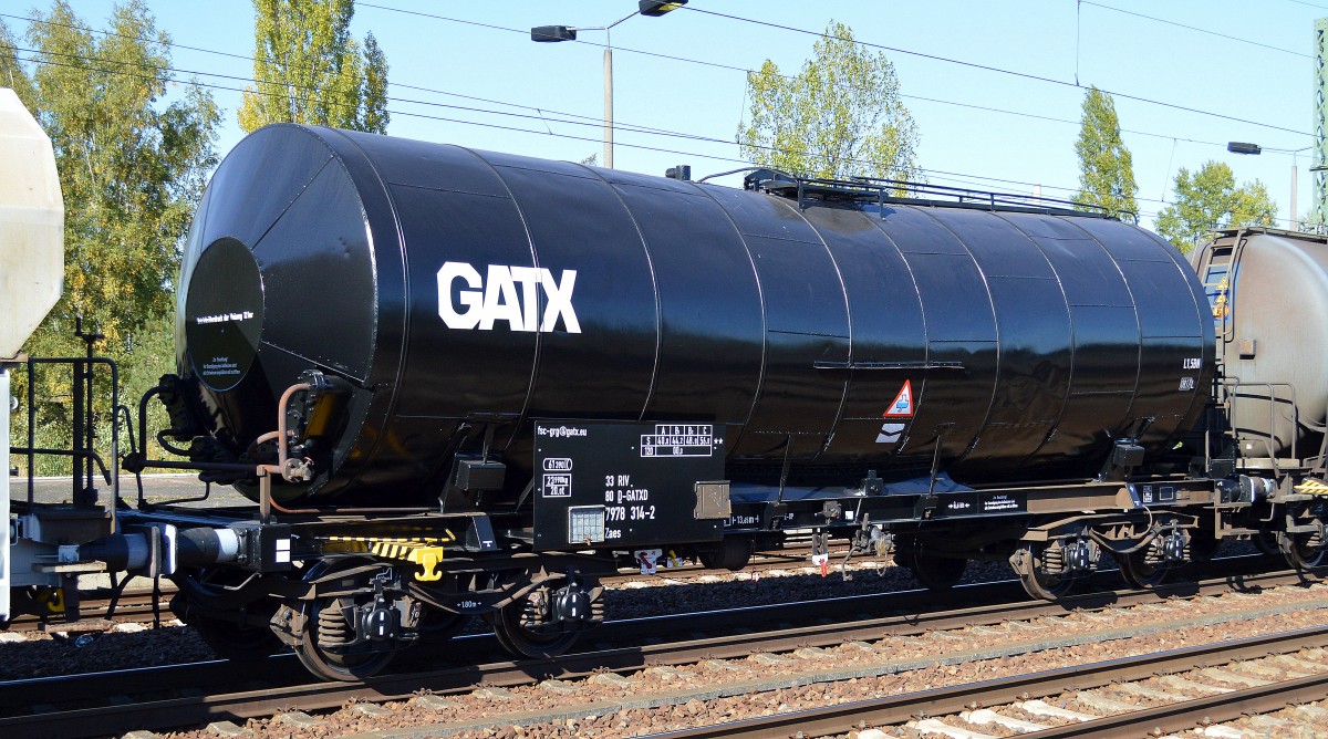 Frisch lackierter Heizoelkesselwagen vom Einsteller GATX mit der Nr.33 RIV 80 D-GATXD 7978 314-2 Zaes am 01.10.15 Bhf. Flughafen Berlin-Schönefeld. 