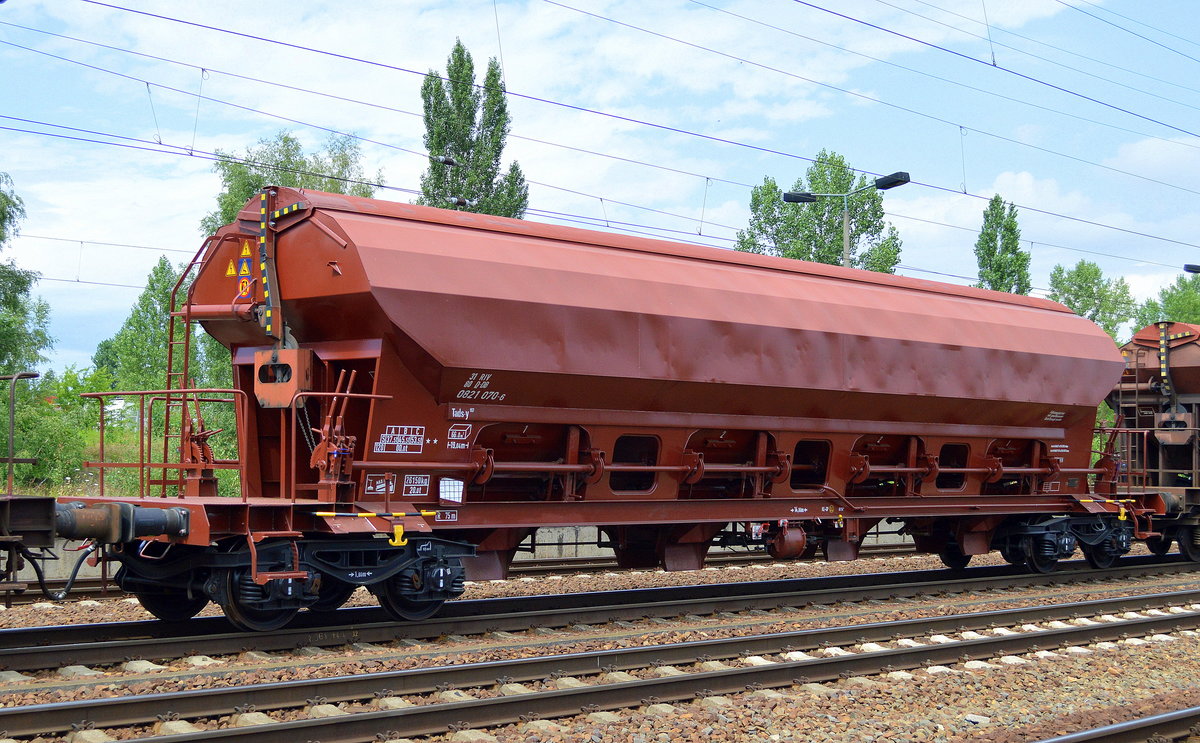 Frische Farbe hat dieser Drehgestell-Schüttgutwagen mit Schwenkdach und dosierbarer Schwerkraftentladung der DB erhalten, er trägt die Nr. 31 RIV 80 D-DB 0821 070-6 Tads-y 957 am 13.07.16 Bf. Flughafen Berlin-Schönefeld.