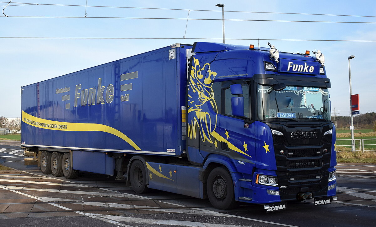 Fuhrunternehmen Funke GmbH mit einem Sattelzug mit optisch herausragender SCANIA SUPER 460 R Zugmaschine am 18.12.25 Bahnübergang Bahnhof Rodleben.