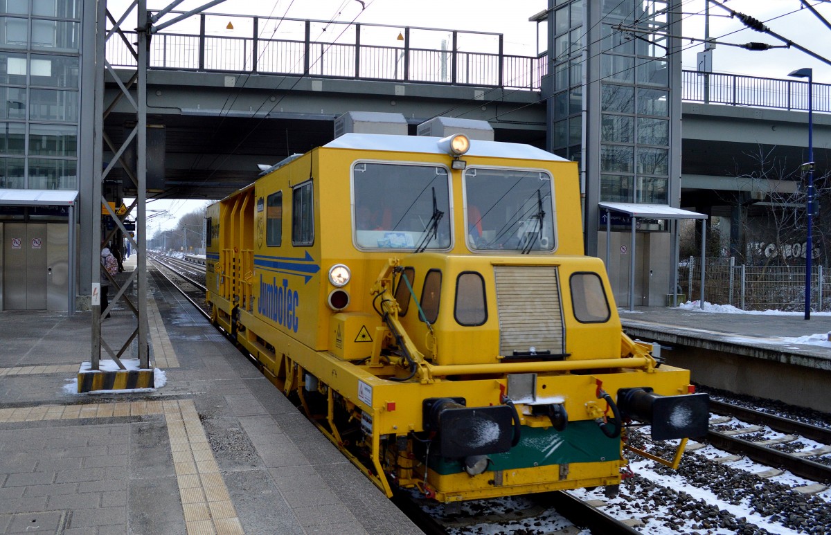 Ganz interessant, eine Gleisvormessmaschine, ein von Plasser & Theurer produzierte EM-SAT der Fa. JumboTec fuhr heute sehr zügig Richtung Nordosten, 04.02.15 Berlin-Hohenschönhausen.
