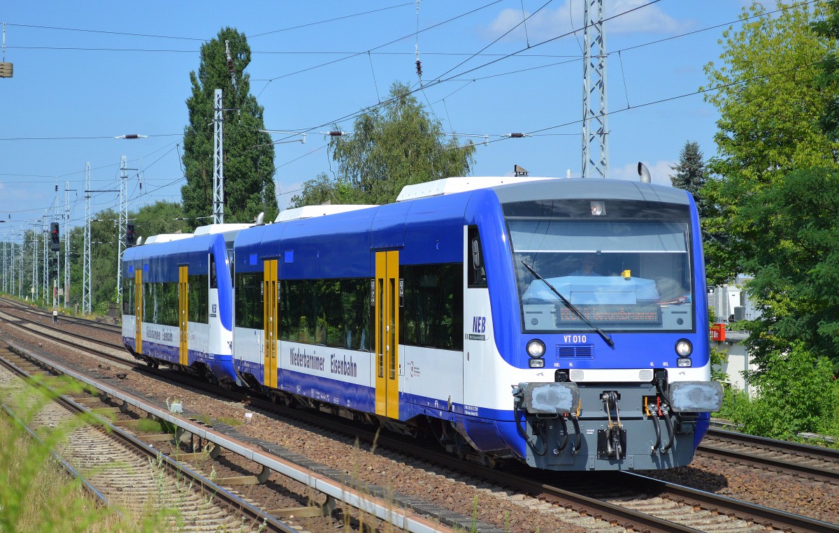 Ganz neu bei NEB die beiden RegioShuttle im Farbdesign der NEB mit den Nummern VT 010 (95 80 0650 542-3 D-NEBB) + VT 012 (95 80 0650 544-9 D-NEBB) als RB27 zwischen Basdorf und Berlin Gesundbrunnen im Einsatz am 11.07.14 Berlin-Karow.   