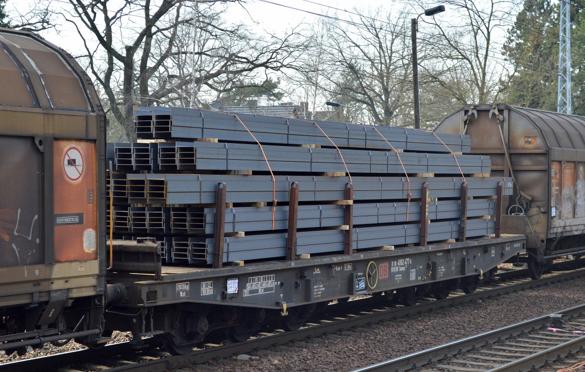 Ganz schön hoch beladen, dieser Drehgestell-Flachwagen der DB mit der Nr. 31 RIV 80 D-DB 4862 477-5 Samms 710 am 01.03.16 Berlin-Hirschgarten.