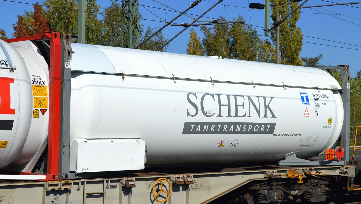 Gasdruckkesselcontainer mit Sonnendach der Fa.SCHENK (UN-Nr. 23/1033 = Dimethylether)am 03.10.15 Bhf. Flughafen Berlin-Schönefeld.