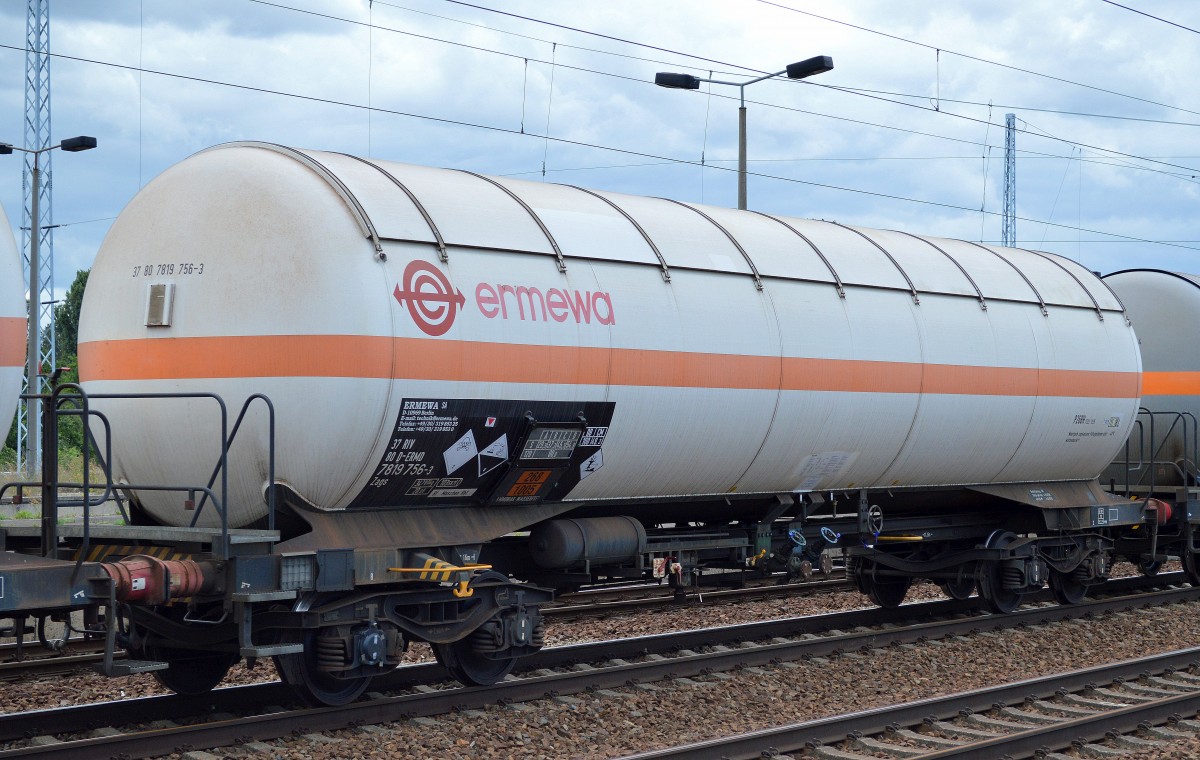 Gasdruckkesselwagen vom Einsteller ERMEWA SA mit der Nr. 37 RIV 80 D-ERMD 7819 756-3 Zags Bf.:Maschen-Rbf. (UN-Nr. 268/1005 = Ammoniak,wasserfrei)am 31.07.15 Bhf. Flughafen Berlin-Schönefeld.