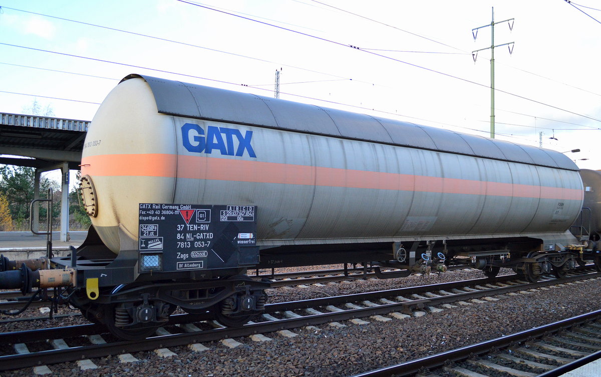 Gasdruckkesselwagen vom Einsteller GATX in Deutschland mit niederländischer Registrierung mit der Nr. 37 TEN-RIV 84 NL-GATXD 7813 053-7 Zags Bf.Altenburg keine UN-Nr. aber Aufkleber Stickstoff Nitrogen wasserfrei, 27.11.16 Bf. Flughafen Berlin-Schönefeld.