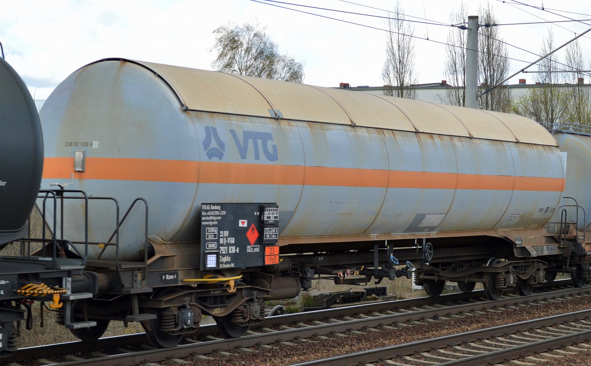 Gasdruckkesselwagen vom Einsteller VTG Deutschland mit der Nr. 33 RIV 80 D-VTGD   7921 838-8 Zagkks Bf.: Maschen-Rbf. (UN-Nr.23/1965 = Propangas) am 13.04.15 Berlin-Pankow.
