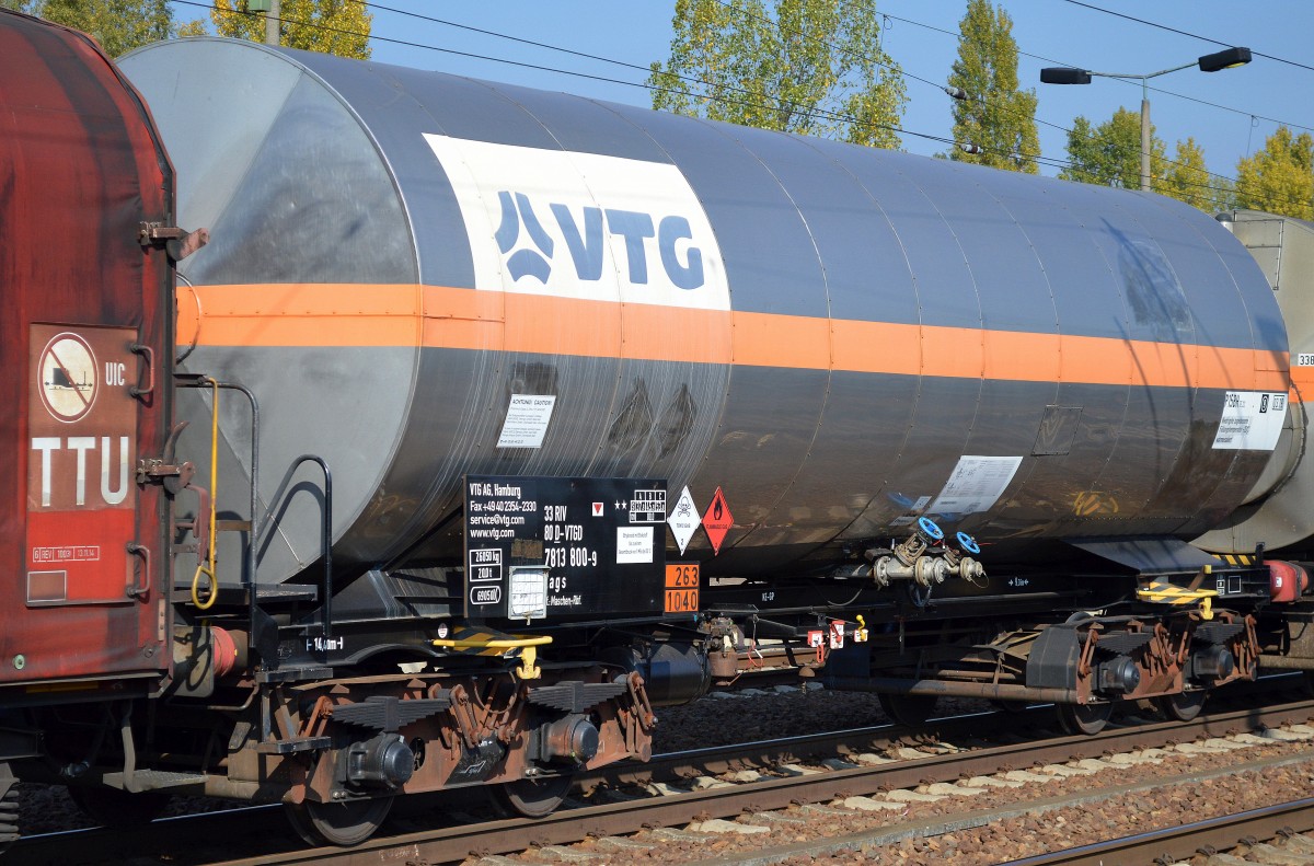 Gasdruckkesselwagen vom Einsteller VTG mit der Nr. 33 RIV 80 D-VTGD 7813 800-9 Zags Bf.: Maschen-Rbf. (UN-Nr.263/1040 = Ethylenoxid) am 05.10.15 Bhf. Flughafen Berlin-Schönefeld.