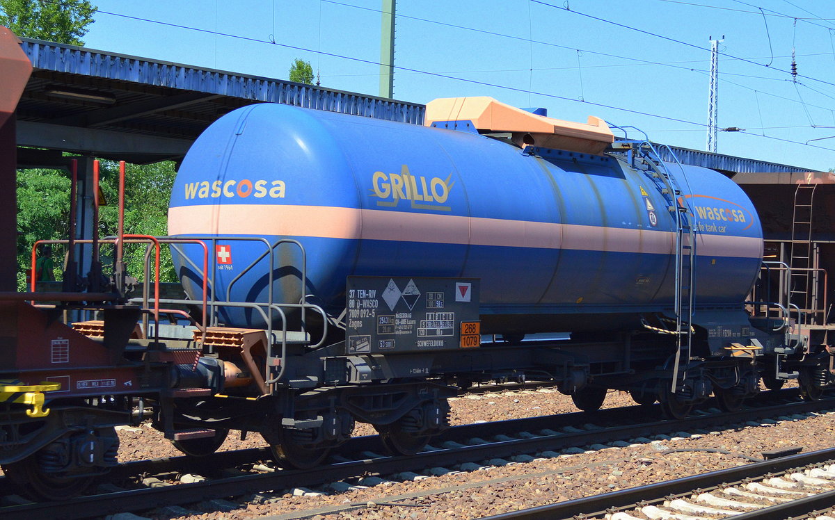 Gasdruckkesselwagen vom Einsteller WASCOSA mit GRILLO Logo mit der Nr. 37 TEN-RIV 80 D-WASCO 7809 092-5 Zagns (UN-Nr. 268/1079 = Schwefeldioxid) am 23.06.16 Bf. Flughafen Berlin-Schönefeld. 
