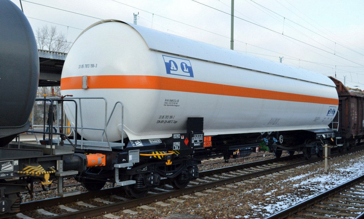 Gasdruckkesselwagen der Fa. Aretz GmbH & Co.KG eingestellt in der Schweiz mit der Nr. 33 TEN-RIV 85 CH-ARETZ 7813 198-3 Zags Bf.Krefeld Hfb. (23/1965 Kohlenwasserstoffgas, Gemisch C) am 06.02.15 Bhf. Flughafen Berlin-Schönefeld.