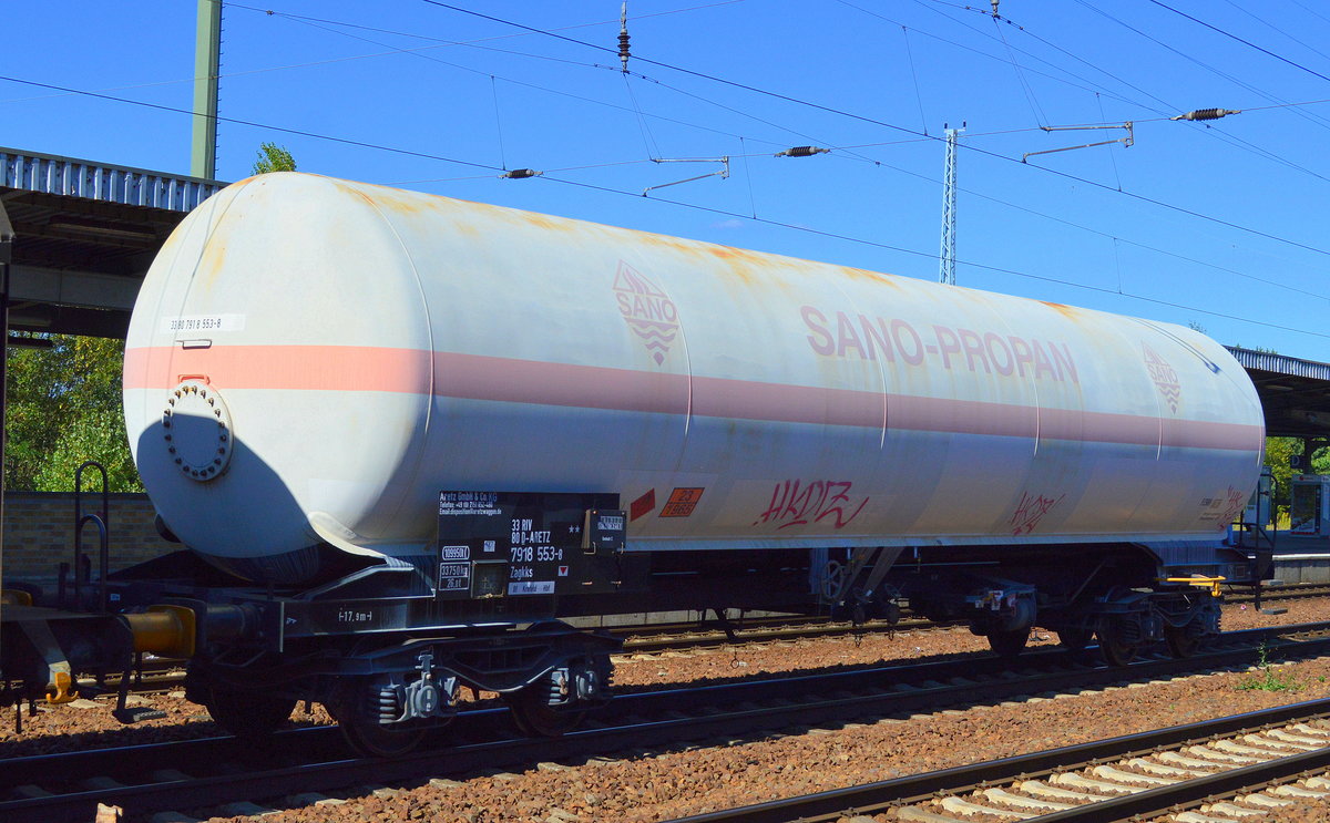 Gasdruckkesselwagen der Fa. Aretz GmbH & Co.KG mit der Nr. 33 RIV 80 D-ARETZ 7918 553-8 Zagkks Bf. Ktrfeld Hbf. (UN-Nr. 23/1965 = Propangas) mit alten Firmen Logo SANO-PROPAN am 06.09.16 Bf. Flughafen Berlin-Schönefeld.