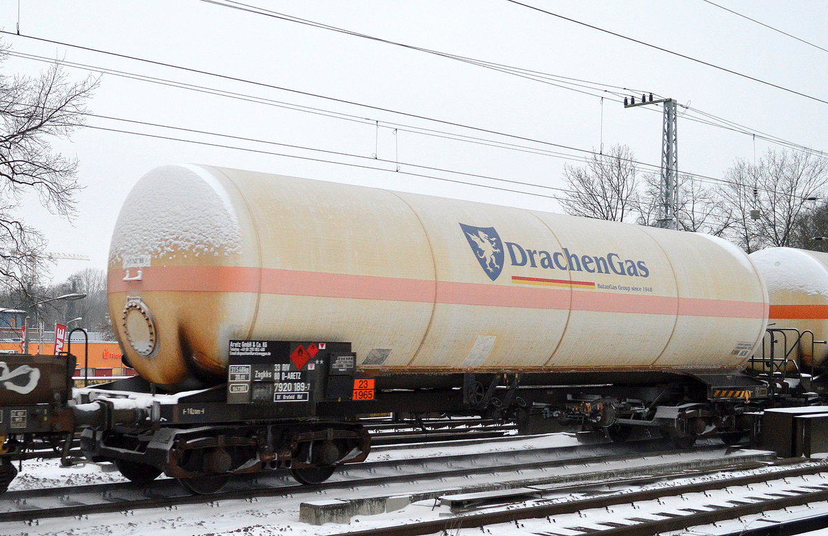 Gasdruckkesselwagen der Fa. Aretz GmbH & Co. KG mit der Nr. 33 RIV 80 D-ARETZ 7920 189-7 Zagkks Bf.Krefeld Hbf (UN-Nr.:23/1965 =Kohlenwasserstoffgas, Gemische, verflüssigt, N.A.G. (Gemisch A, A 01, A 02, A 0, A 1, B 1, B 2, B oder C)) am 09.01.17 Berlin-Grünau.