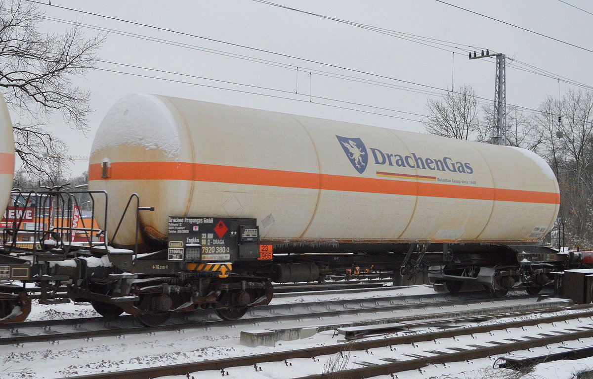 Gasdruckkesselwagen der Fa. Drachen Propangas GmbH mit der Nr. 33 RIV 80 D-DRAGA 7920 380-2 Zagkks Bf. Frankfurt/Main Hbf (UN-Nr.:23/1965 =Kohlenwasserstoffgas, Gemische, verflüssigt, N.A.G. (Gemisch A, A 01, A 02, A 0, A 1, B 1, B 2, B oder C)) am 09.01.17 Berlin-Grünau.
