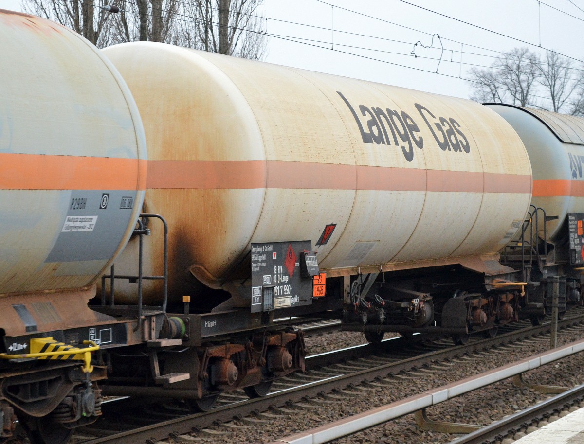 Gasdruckkesselwagen der Fa. Georg Lange & Co GmbH mit der Nr. 33 RIV 80 D-Lange 791 7 590-1 Zagkks Bf. Lippstadt lt. UN-Nr. 23/1965 für Propangas-Transporte am 20.11.14 Berlin-Karow.