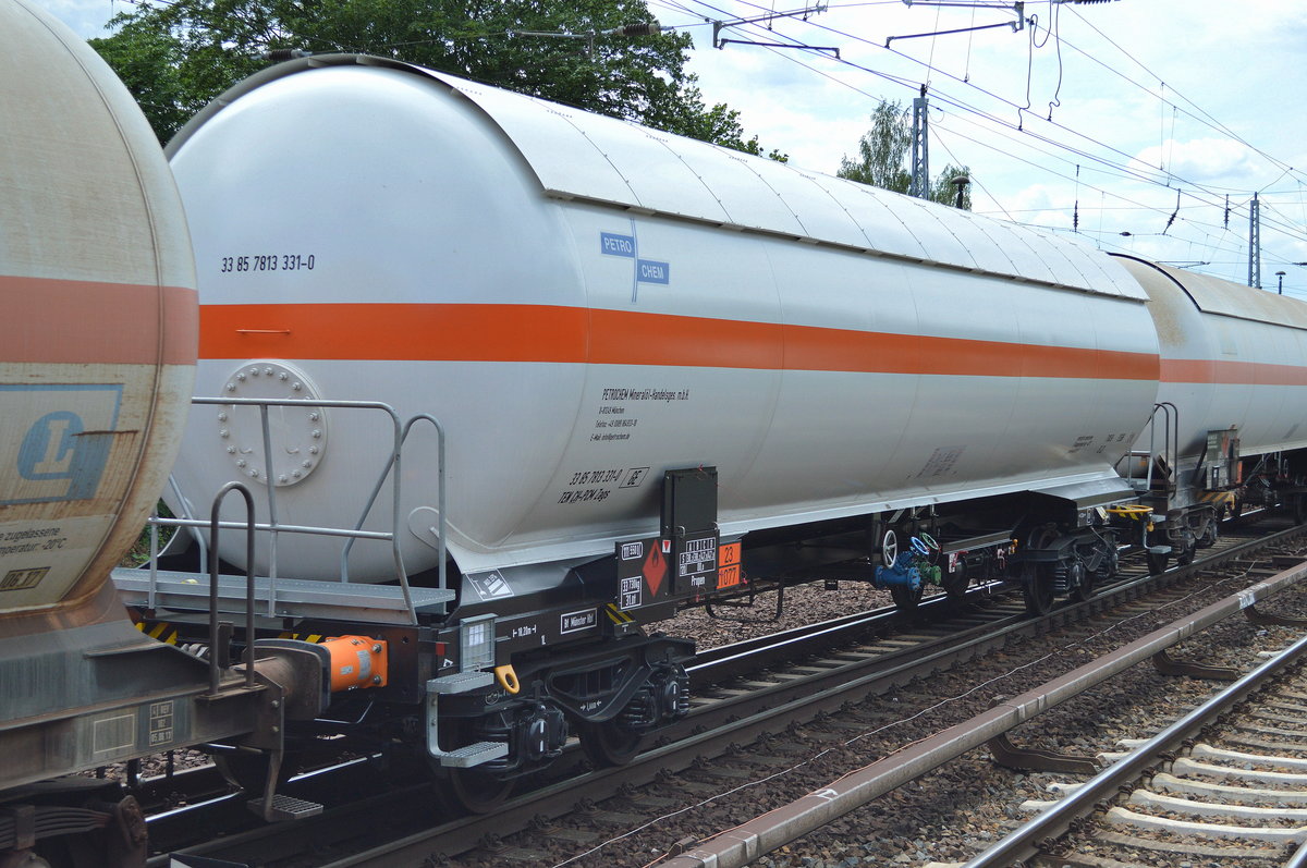 Gasdruckkesselwagen der Fa. PETROCHEM Mineralöl-Handelsges. m.b.H mit Schweizer Registrierung mit der Nr. 33 TEN 85 CH-PCM 7813 331-0 (GE) Zags (UN-Nr. 23/1077 = Propen) am 04.07.16 Berlin-Hirschgarten.