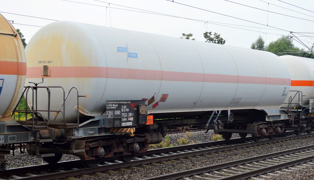 Gasdruckkesselwagen der Fa. PETROCHEM Mineral�l-Handelsges.mbH Nr. 33 RIV 80 D-PCM 7920 288-7 Zagkks Bf. Westhafen/Westf. lt Gefahrstofftafel 23/1965 f�r Propangas-Transporte am 28.07.14 Berlin-Blankenburg.