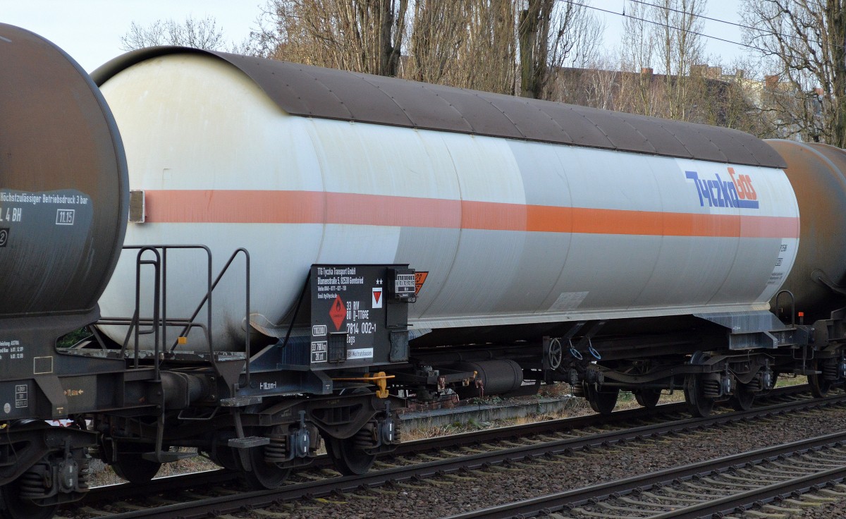 Gasdruckkesselwagen der Fa. TTG Tyczka Transport GmbH mit der Nr. 33 RIV 80 D-TTGGE 7814 002-1 Zags Bf.Wolfratshausen (UN-Nr. 23/1965 = Propangas), 28.01.15 Berlin-Jungfernheide.