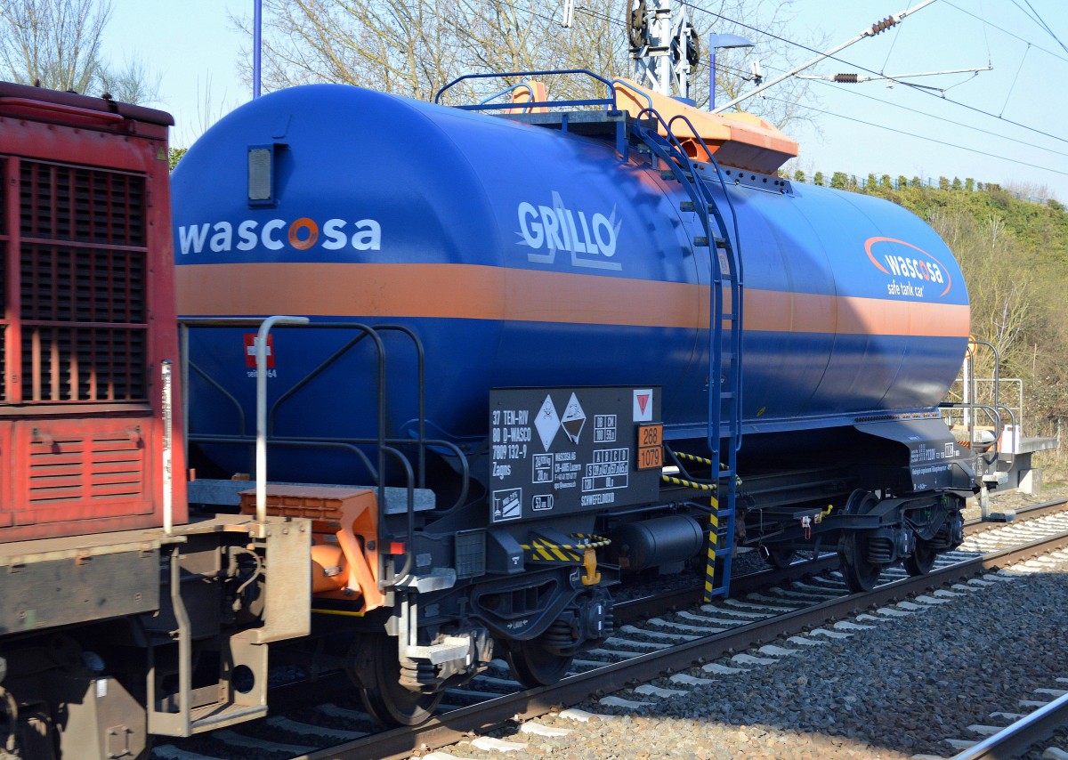 Gasdruckkesselwagen mit der Aufschrift GRILLO vom Einsteller WASCOSA mit der Nr. 37 TEN-RIV 80 D-WASCO 7809 132-9 Zagns (UN-Nr. 268/1079 = Schwefeldioxid) am 19.03.15 Berlin-Hohenschönhausen.