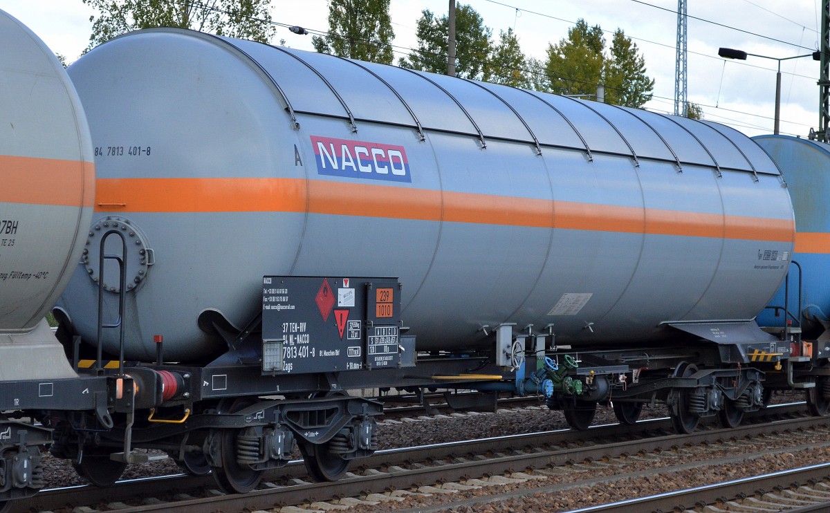 Gasdruckkesselwagen mit Sonnendach vom Einsteller NACCO mit niederländischer Zulassung mit der Nr. 37 TEN RIV 84 NL-NACCO 7813 401-8 Zags Bf. Maschen-Rbf.
(UN-Nr. 239/1010 = 1,2-Butadien bzw. 1,3-Butadien) am 30.09.15 Bhf. Flughafen Berlin-Schönefeld. 