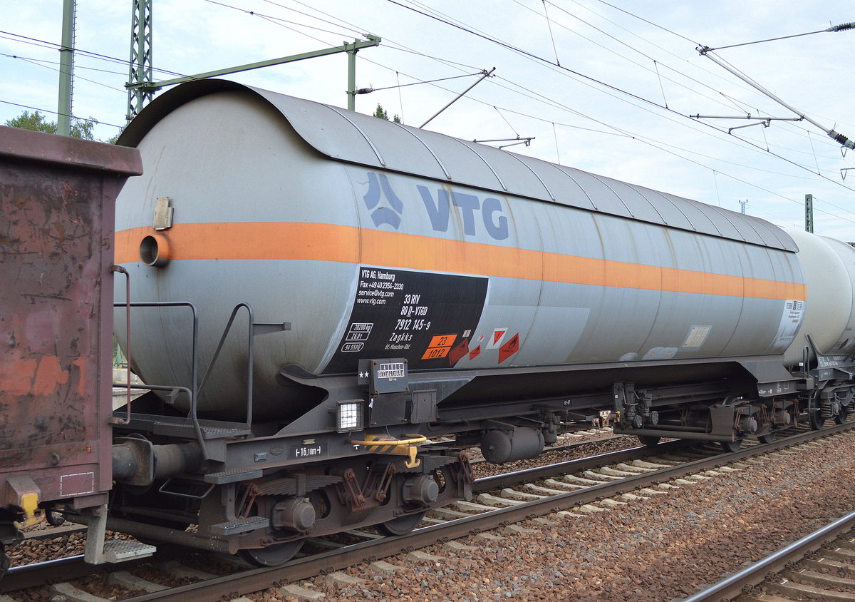 Gasdruckkesselwagen mit Sonnendach vom Einsteller VTG in Hamburg mit der Nr. 33 RIV 80 D-VTGD 7912 145-9 Zagkks Bf. maschen-Rbf. (UN-Nr.23/1012 = 1-Buten oder cis-2-Buten oder trans-2-Buten oder Butene, Gemisch) am 21.07.16 Bf. Flughafen Berlin-Schönefeld.