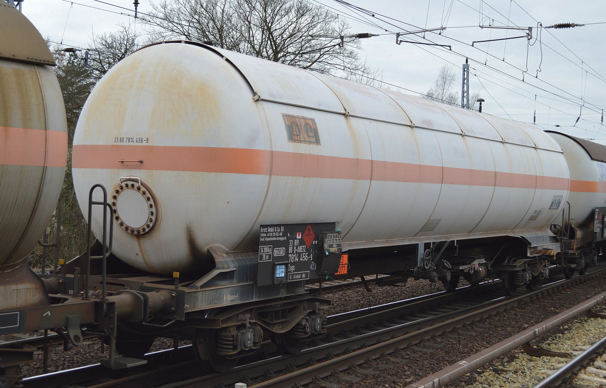 Gasdruckkesselwagen mit Sonnendach der Fa. Aretz GmbH & Co.KG mit der Nr. 33 RIV 80 D-ARETZ 7814 456-9 zags Bf. Krefeld Hbf (UN-Nr. 23/1077 = Propen) am 16.03.17 Berlin-Hirschgarten.