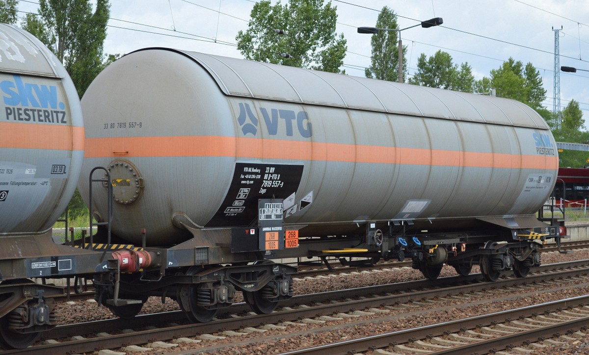 Gasdruckkesselwagen der VTG AG in Hamburg mit der Nr. 33 RIV 80 D-VTGD 7819 557-9 Zags Bf.: Maschen Rbf. (UN-Nr. 268/1005 = Ammoniak, wasserfrei) für die Fa. skw. PIESTERITZ am 23.07.15 Bhf. Flughafen Berlin-Schönefeld.