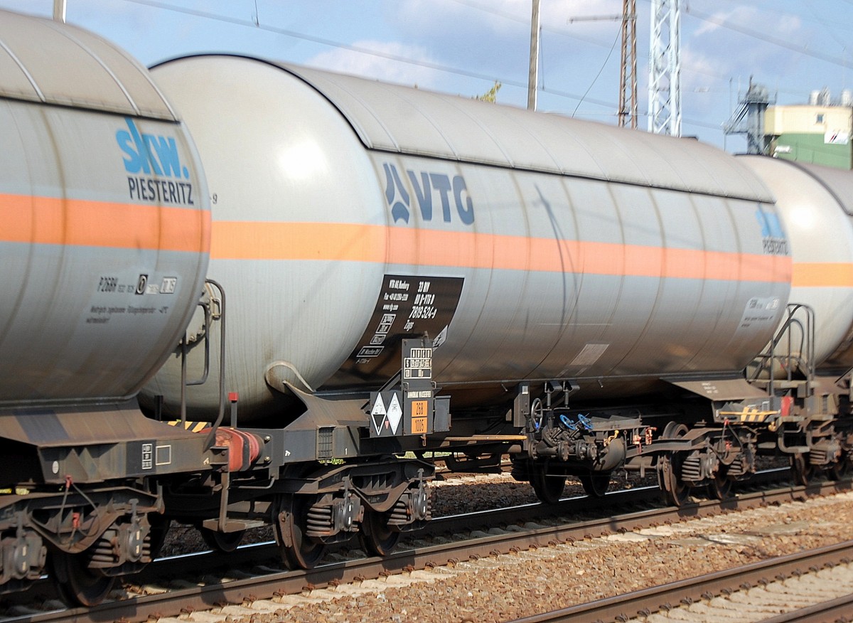Gasdruckkesselwagen vom Wageneinsteller VTG Deutschland mit der Nr. 33 RIV 80 D-VTGD 7819 524-9 Zags lt Gefahrstofftafel 268/1005 f�r Ammoniaktransporte mit der Aufschrft skw. PIESTERITZ, 21.09.13 Bhf. Flughafen Berlin-Sch�nefeld.