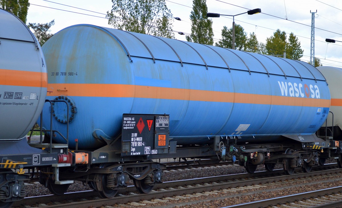 Gasdruckkkesselwagen mit Sonnendach der WASCOSA AG eingestellt in Deutschland mit der Nr. 33 RIV 80 D-WASCO 7818 980-4 Zags Bf. Basel Bad Gbf (UN-Nr. 239/1010 = 1,2-Butadien bzw. 1,3-Butadien) am 30.09.15 Bhf. Flughafen Berlin-Schönefeld.