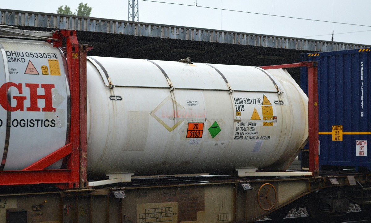 Gasruckkesselcontainer mit Sonnendach (UN-Nr. 20/3163 = Verflüssigtes Gas) am 14.07.15 Bhf. Flughafen Berlin-Schönefeld.