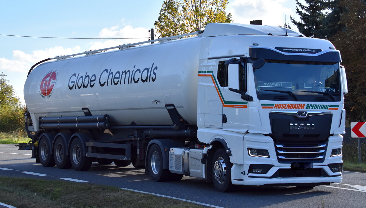 Gebr. Rosenbaum GmbH & Co.KG (Spedition) mit einem Tank-Sattelzug für die Globe Chemicals GmbH mit neuerer MAN TGX Zugmaschine am 13.10.25 Höhe Bahnübergang Rodleben.