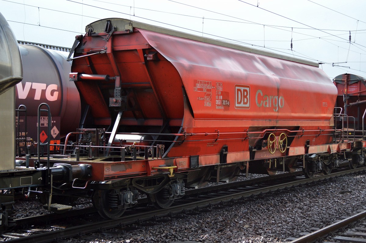 Gedeckter Drehgestell-Sch�ttgutwagen f�r den Kalitransport der DB mit der Nr. 31 RIV 80 D-DB 0691 307-9 Tanoos-z 896 in einem gemischten G�terzug am 19.03.14 Bhf. Flughafen Berlin-Sch�nefeld.
