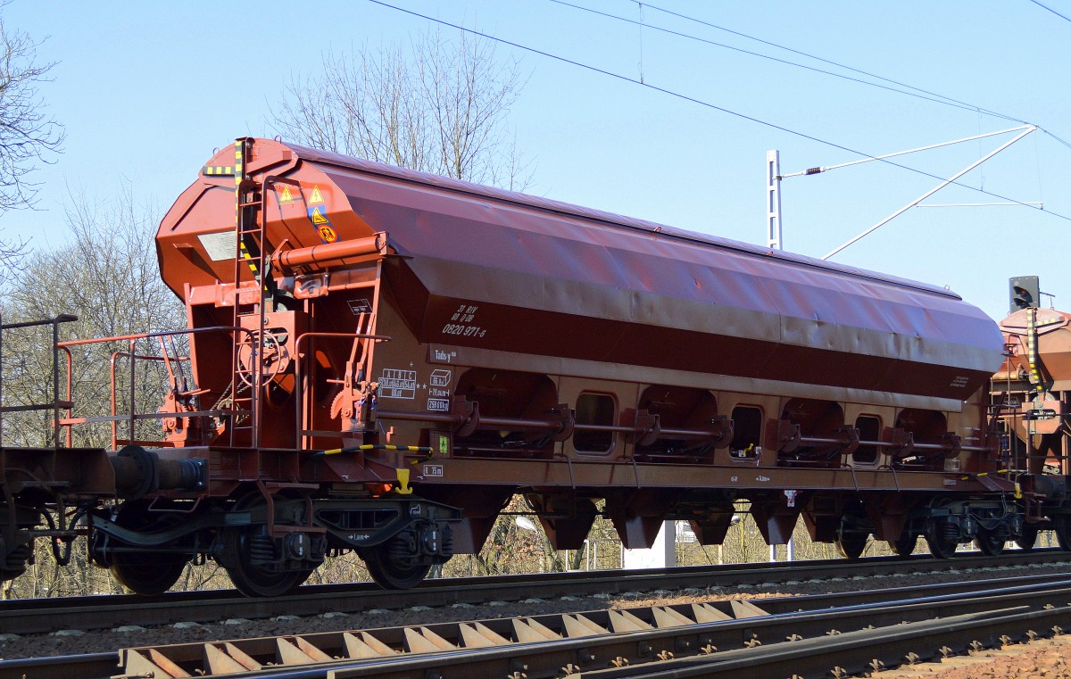 Gedeckter Drehgestell-Schüttgutwagen mit dosierbarer Schwerkraftentladung der DB mit der Nr. 31 RIV 80 D-DB 0820 971-6 Tads-y 958 am 16.03.16 Berlin-Wuhlheide. 