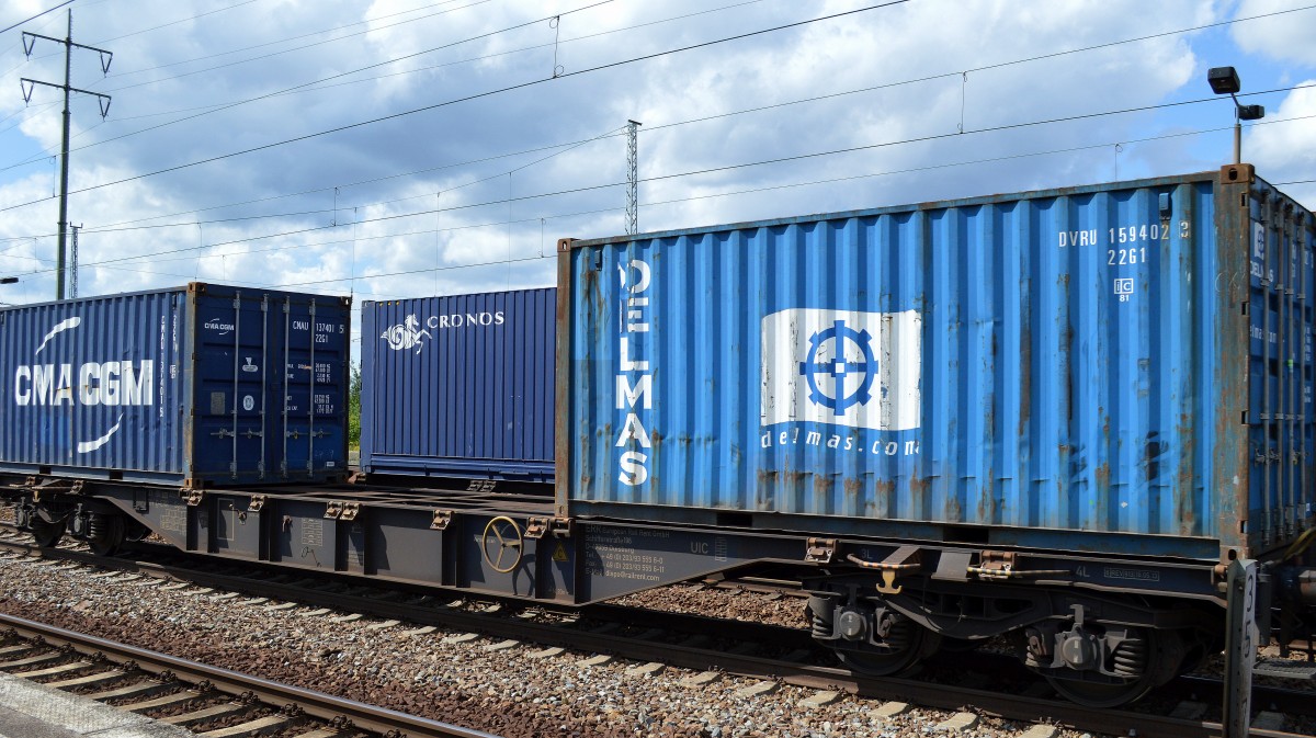 Gehört zum französischen Unternehmen CMA CGM, diese DELMAS Container sind im Handelsverkehr mit Afrika im Umlauf und man sieht sie im Bahnverkehr nicht so häufig in Deutschland, 12.08.14 Bhf. Flughafen Berlin-Schönefeld.